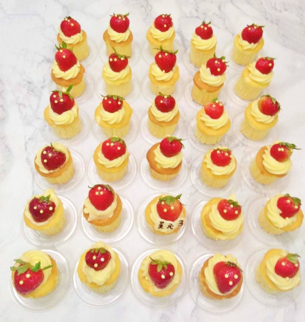 草莓杯子蛋糕